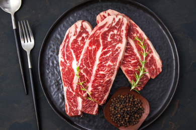 黑色盘子里的新鲜牛肉牛排