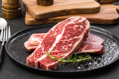 黑色盘子里的新鲜牛肉牛排