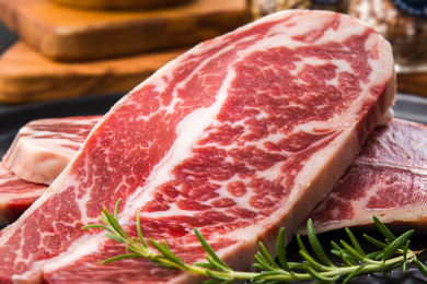 黑色盘子里的新鲜牛肉牛排