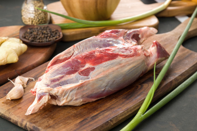 木头砧板上的新鲜牛肉牛腱块