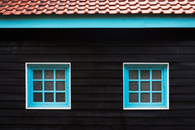 黑色木屋的蓝色正方形小窗