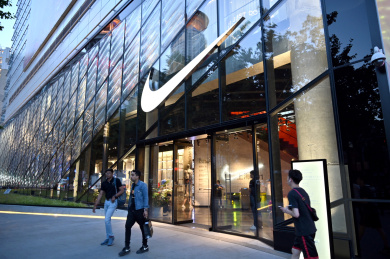 上海南京路步行街耐克旗舰店室外大型灯光logo标识及街景