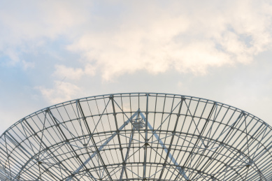 草原上的大型射电探测望远镜特写