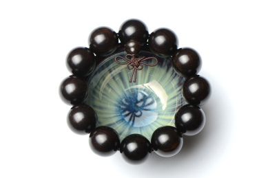 白色背景上的黑檀木佛珠手串