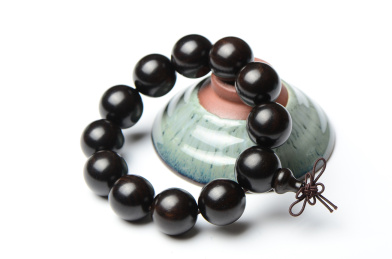 白色背景上的黑檀木佛珠手串