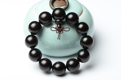 白色背景上的黑檀木佛珠手串