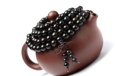 白色背景上的黑檀木佛珠手串