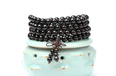 白色背景上的黑檀木佛珠手串