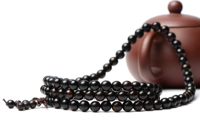 白色背景上的黑檀木佛珠手串