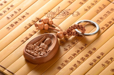 心经竹简背景上的文殊菩萨像桃木汽车挂件