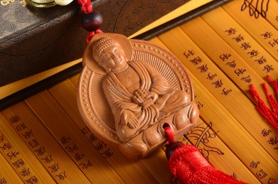 心经竹简背景上的阿弥陀佛像桃木汽车挂件