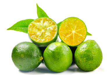 切开的青柠在完整的青柠上