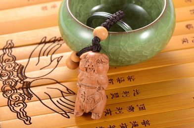 心经竹简上的福猪桃木钥匙扣挂件