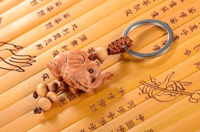 心经竹简上的小象桃木钥匙扣挂件