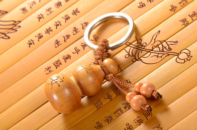 心经竹简上的葫芦款桃木钥匙扣挂件