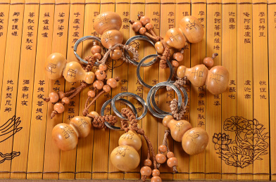 心经竹简上的葫芦款桃木钥匙扣挂件