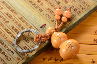 心经竹简上的葫芦款桃木钥匙扣挂件