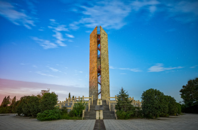 河南省郑州市黄河分界碑落日