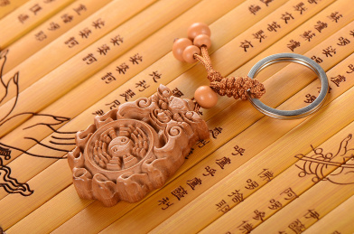 心经竹简上的兽头八卦镜桃木钥匙扣挂件