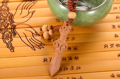 心经竹简上的桃木剑钥匙扣挂件
