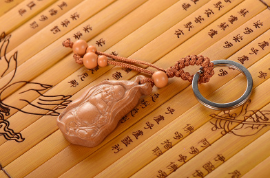 心经竹简上的弥勒佛桃木钥匙扣挂件