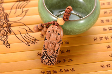 心经竹简上的貔貅桃木钥匙扣挂件