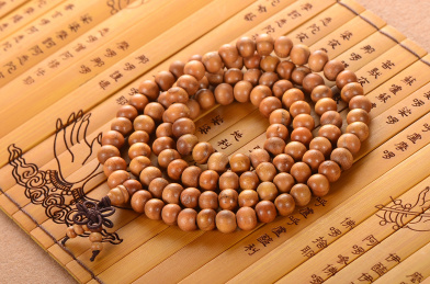 心经竹简上的桃木佛珠手串