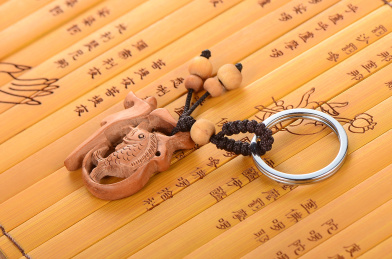 心经竹简上的鲤鱼桃木钥匙扣挂件