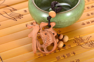 心经竹简上的鲤鱼桃木钥匙扣挂件