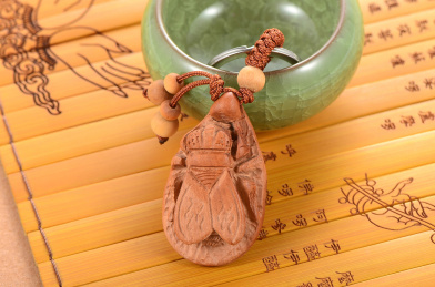 心经竹简上的金蝉桃木钥匙扣挂件