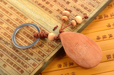 心经竹简上的金蝉桃木钥匙扣挂件