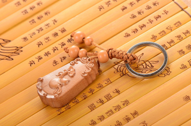 心经竹简上的如意葫芦桃木钥匙扣挂件