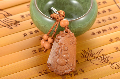 心经竹简上的如意葫芦桃木钥匙扣挂件
