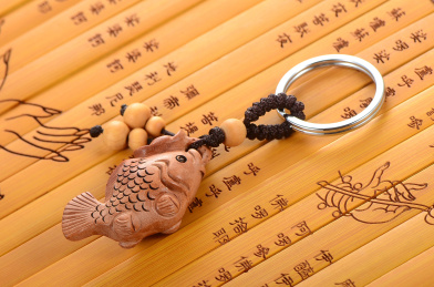 心经竹简上的鲤鱼桃木钥匙扣挂件