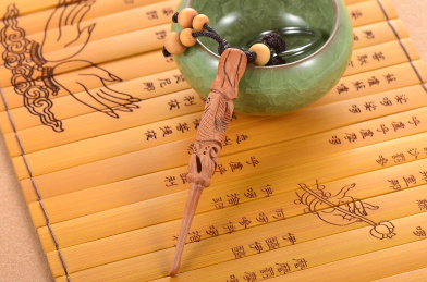 心经竹简上的桃木挖耳勺钥匙扣挂件