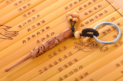 心经竹简上的桃木挖耳勺钥匙扣挂件