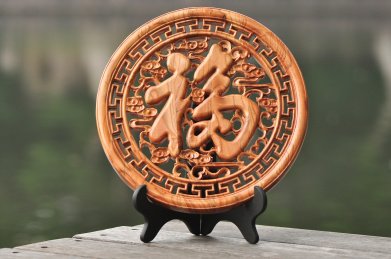 河边木板上的圆形福字桃木圆盘摆件