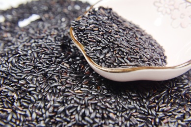 黑色的营养丰富的黑米粮食高清图片