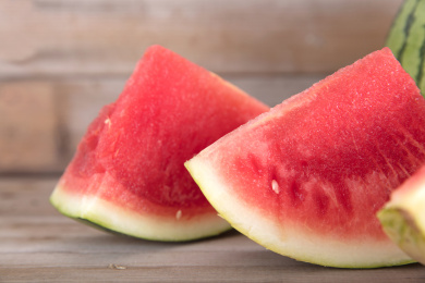 夏天切开的两块新鲜的西瓜