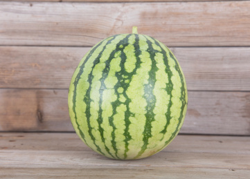 放在桌子上的一个青皮西瓜