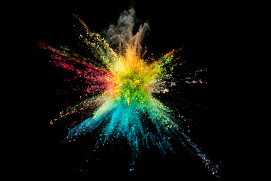 五颜六色的彩粉在黑色背景下爆炸的瞬间