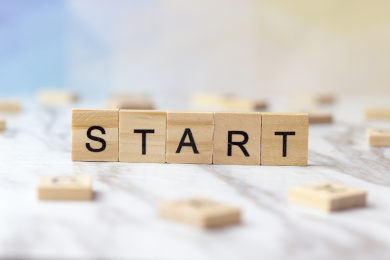 木制字母拼接的单词开始start