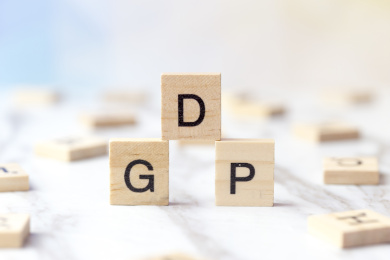 木制字母拼接的单词GDP国内生产总值