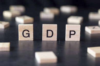 木制字母拼接的单词GDP国内生产总值