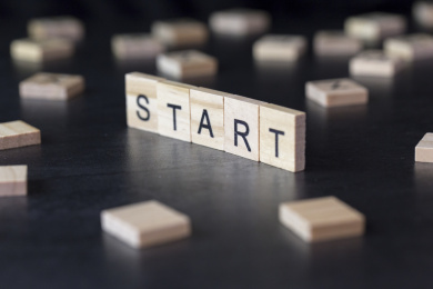 木制字母拼接的单词开始start