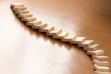 桌面上摆放着的多米诺骨牌