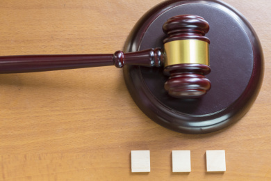 法官锤背景下多个空白木制字母拼接的单词