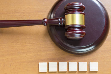 法官锤背景下多个空白木制字母拼接的单词