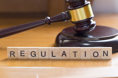 法官锤背景下背景下木制字母拼接的单词regulation