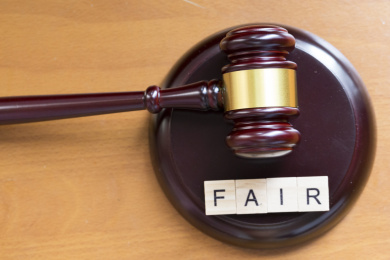 法官锤背景下木制字母拼接的单词fair